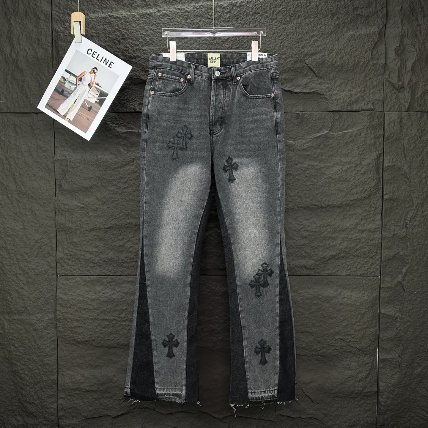 P270 GALLERY DEPT. Co-branded 2025 new style spliced ​​multiple cross-over leather couples style loose washed flared jeans 🔥High version🔥High version🔥 Top ceiling quality Styles with different washed textures are very friendly to people with thin legs and thick legs. The straight version is very flattering to the leg shape. Moderate length that never goes out of style, easy to match with casually, basic styling for various styles, a must-have in the wardrobe! The fabric is stiff but also makes the upper body soft without losing texture. The washing process is even more perfect. It is a must-have item for everyone! ! ! Washed wheat, hang tag, pants label, complete with three labels Color: washed black Size: 28, 30, 32, 34, 36 (five sizes)
